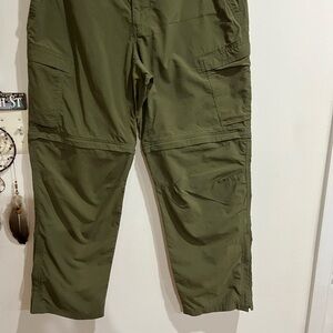 REI Green Cargo Pants with Relaxed Fit 40w/ 32. H-31